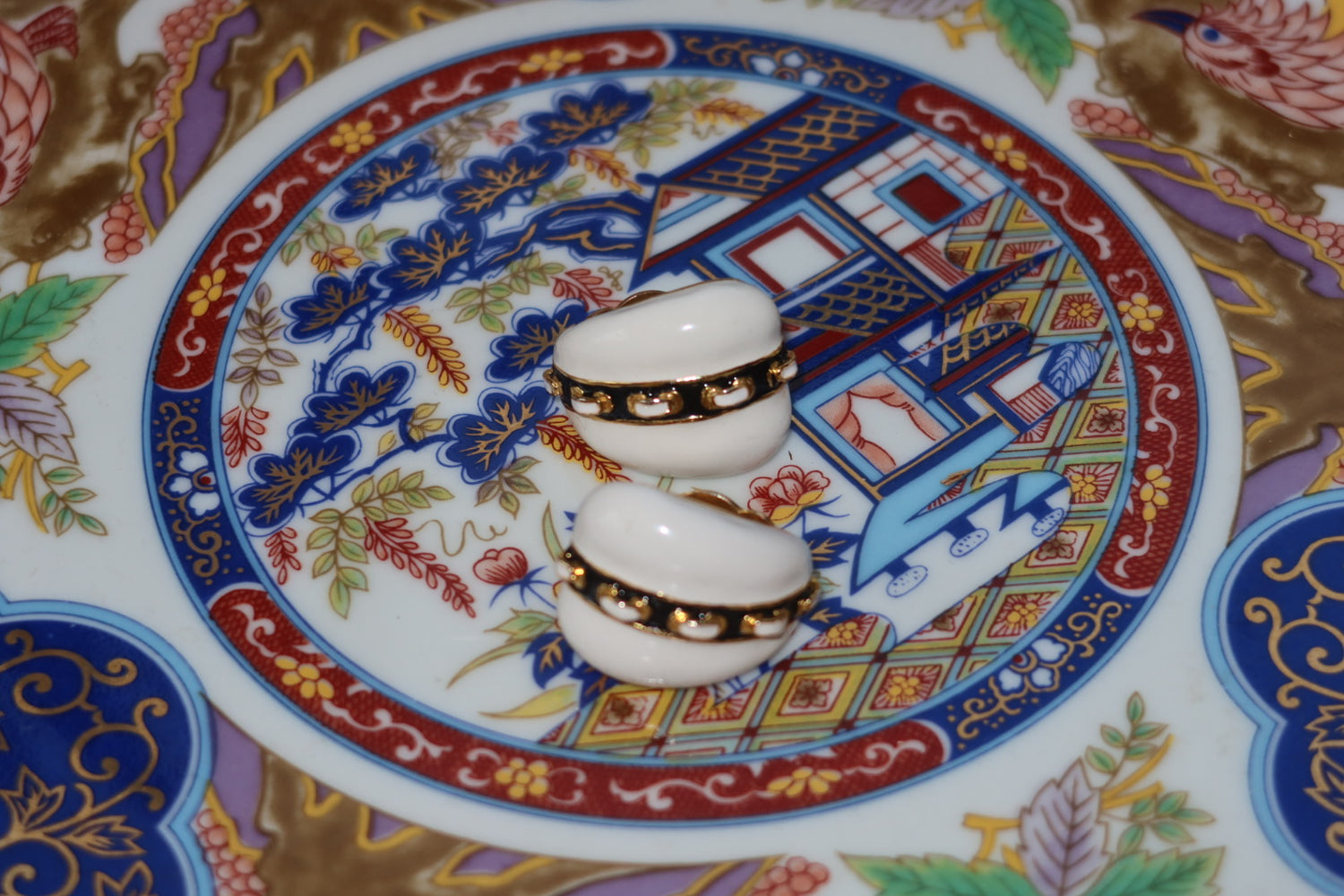 Vintage 1980s White Enamel Dome Gold Chain Band Clip Earrings