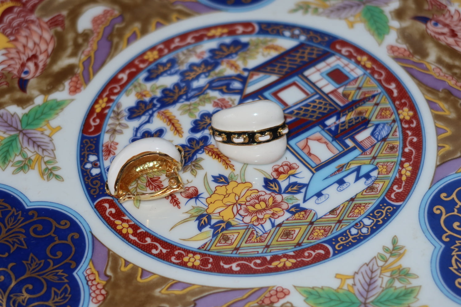 Vintage 1980s White Enamel Dome Gold Chain Band Clip Earrings